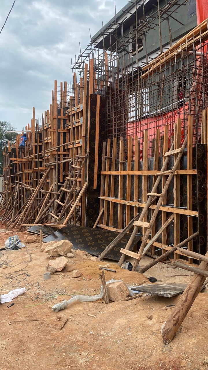 Multi-storey exterior formwork and reinforcement