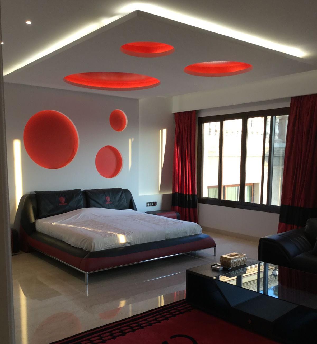 Interior with circular gypsum ceiling and recessed lighting