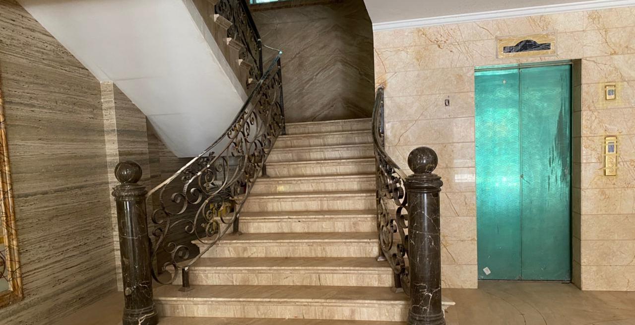 Staircase finished with marble steps and wall cladding