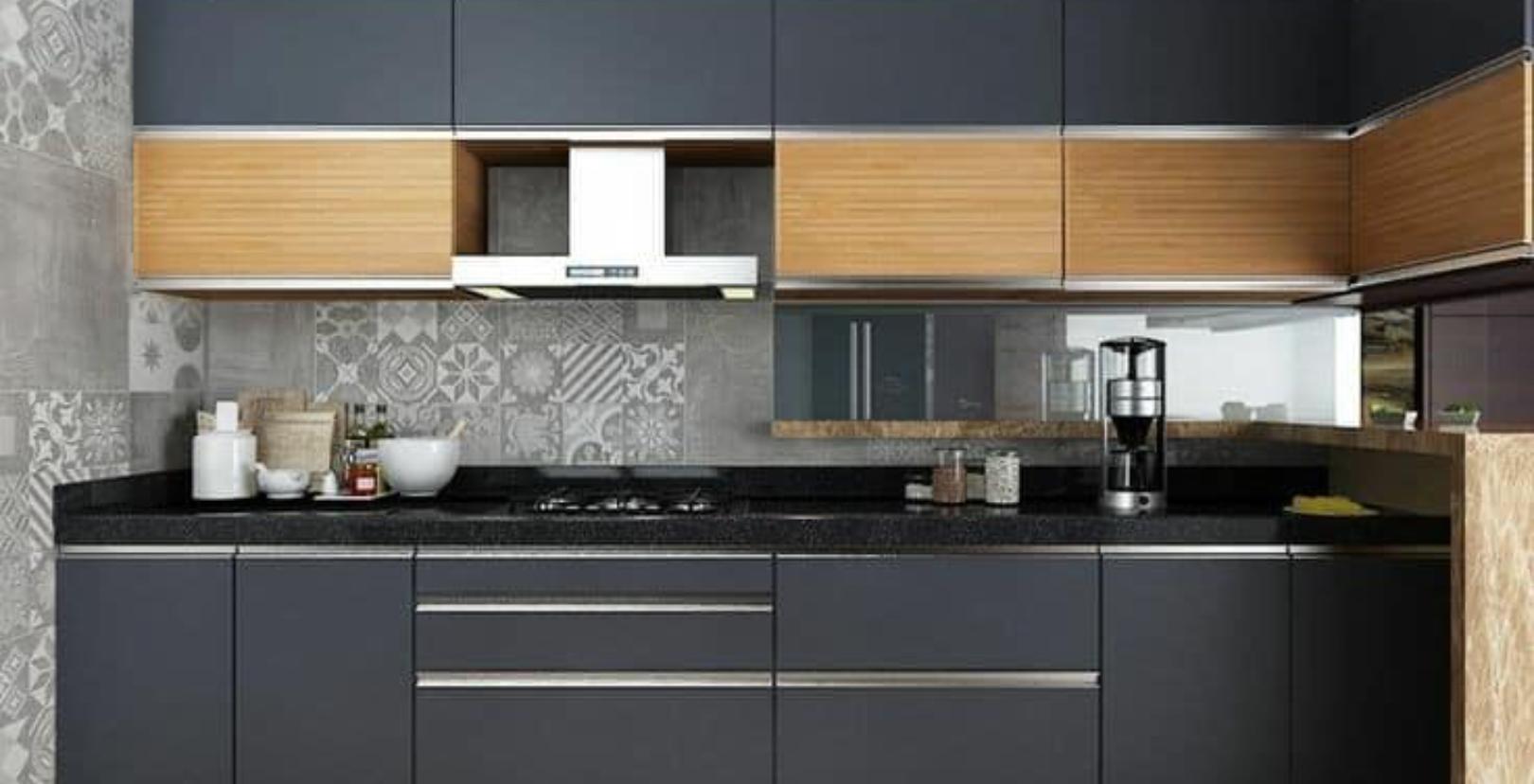 Two-tone fitted kitchen cabinets